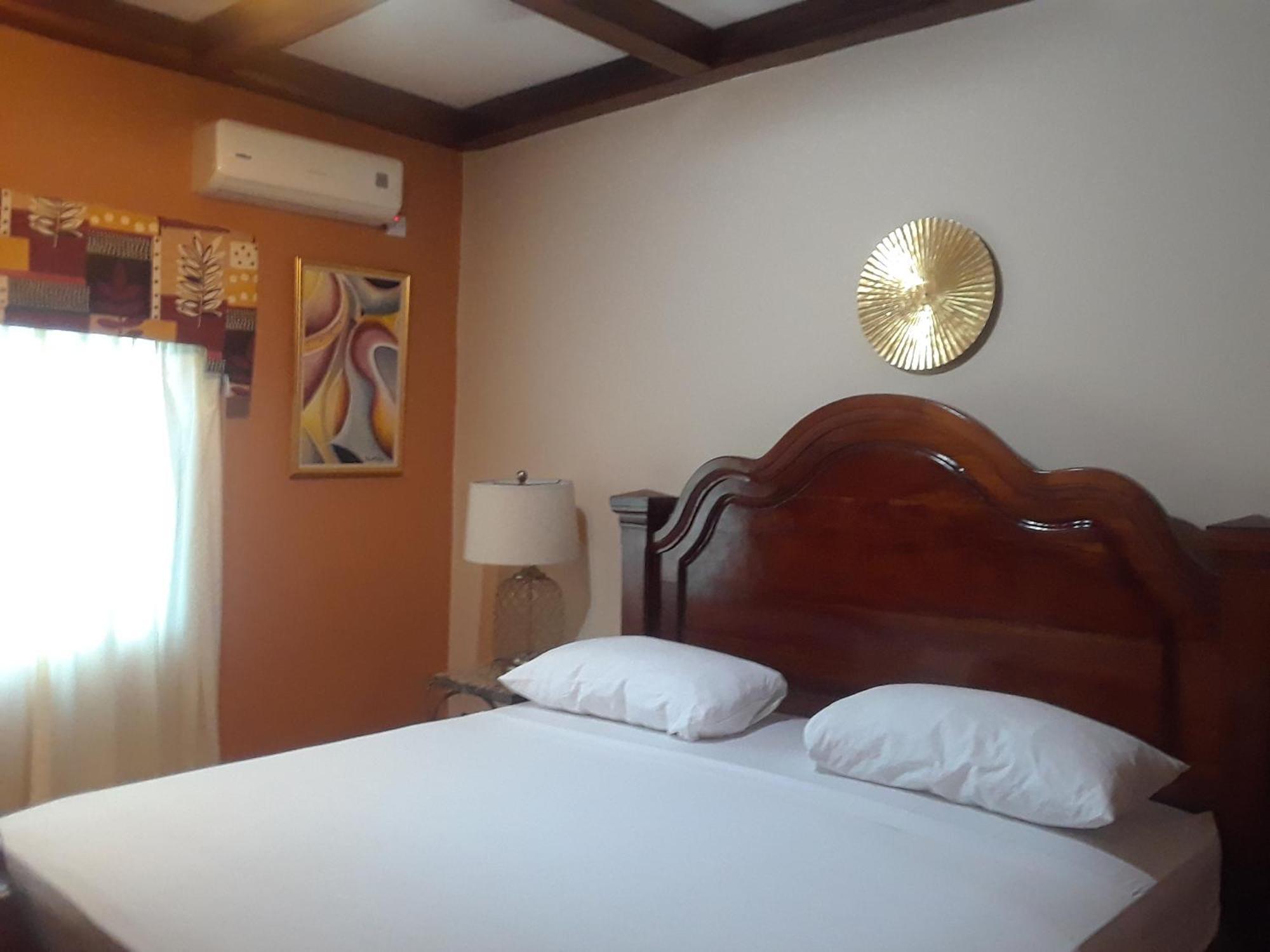 Spanish Dream Hotel Kingston Room photo